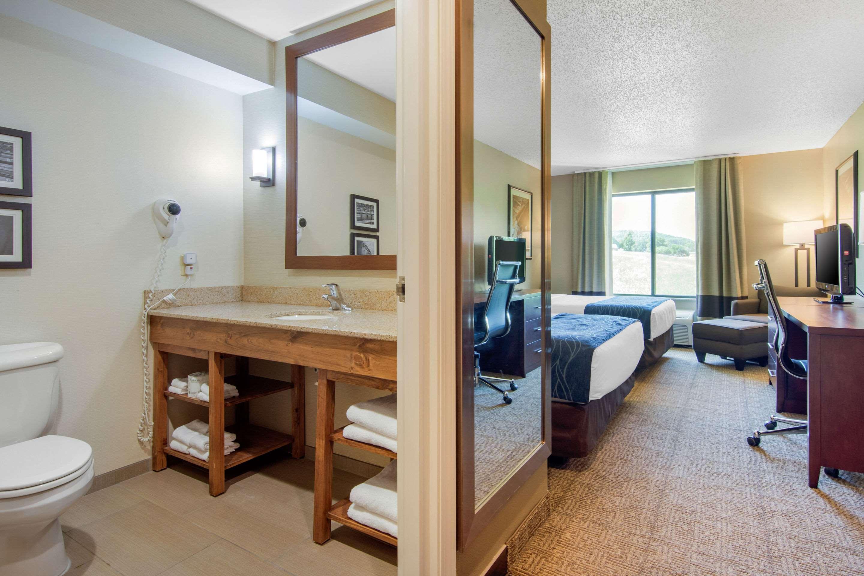 Comfort Inn & Suites Cooperstown - Milford Екстер'єр фото